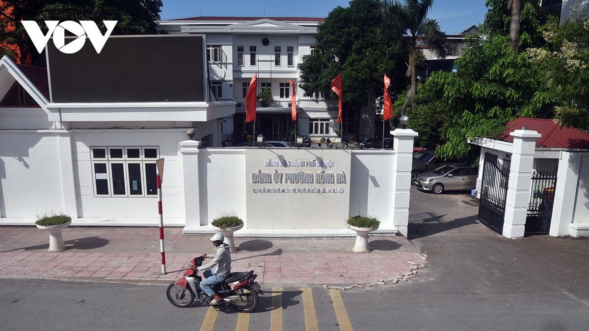 Trụ sở các phường Hà Nội lắp biển tên mới chờ vận hành chính quyền 2 cấp